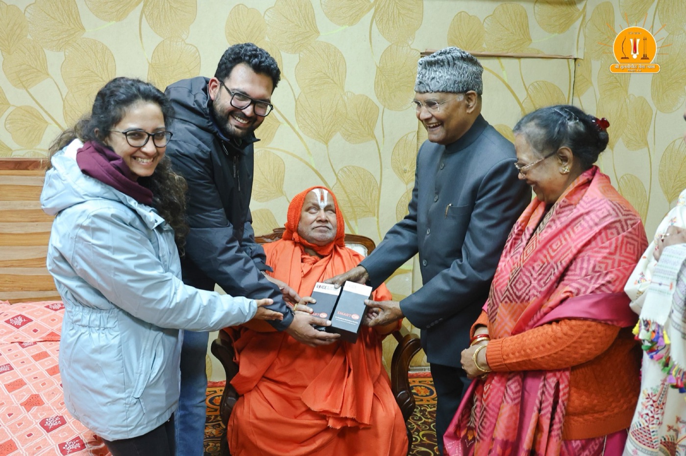 The SMARTON team presenting SMARTON Kits alongside former President of India Shri Ram Nath Kovind at Shri Tulsi Peeth Seva Nyas